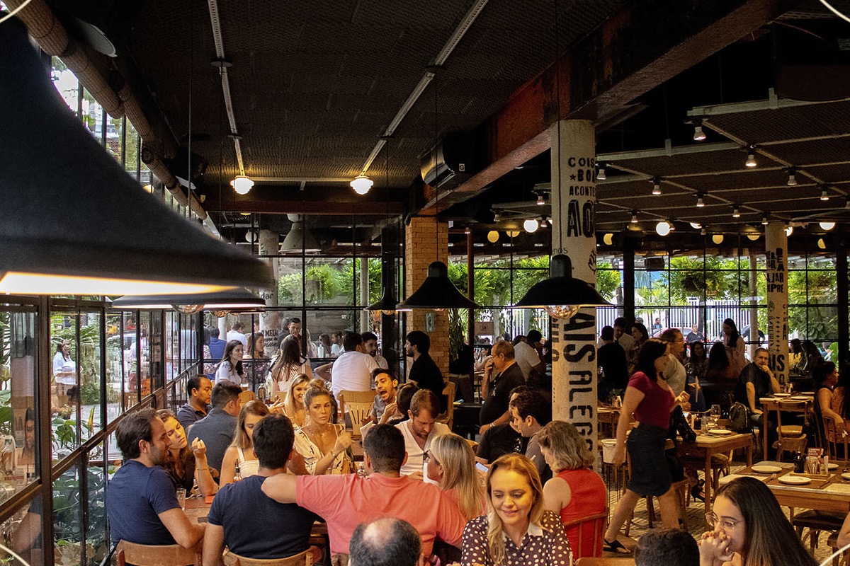 Salão e ambiente noturno do Giz Cozinha Boêmia