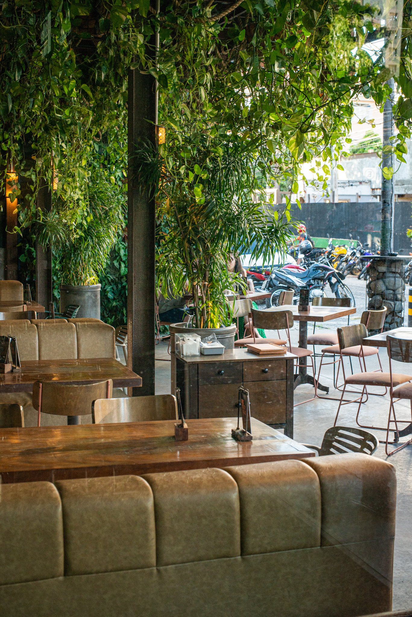 Salão arborizado do Moleska Gastrobar em Fortaleza