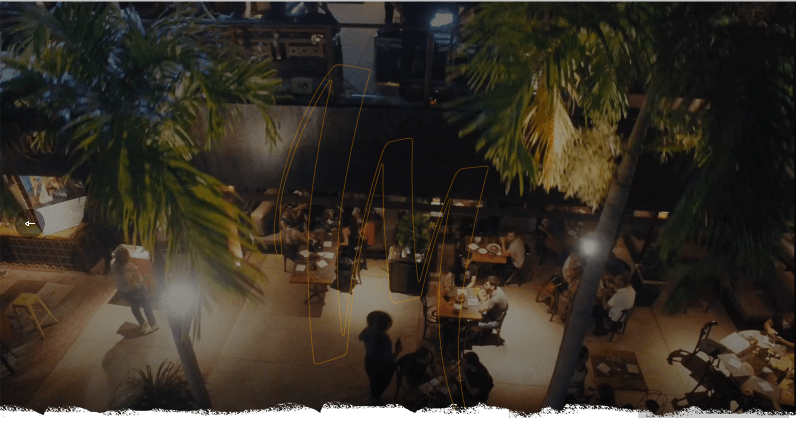 Terraço noturno e acolhedor do Moleska Gastrobar