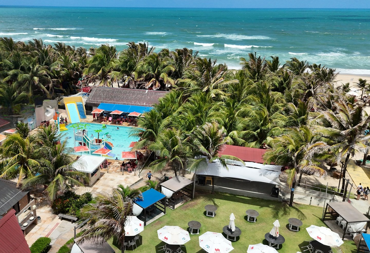 Vista aérea do Nossa Praia Beach Club e do Atlântico
