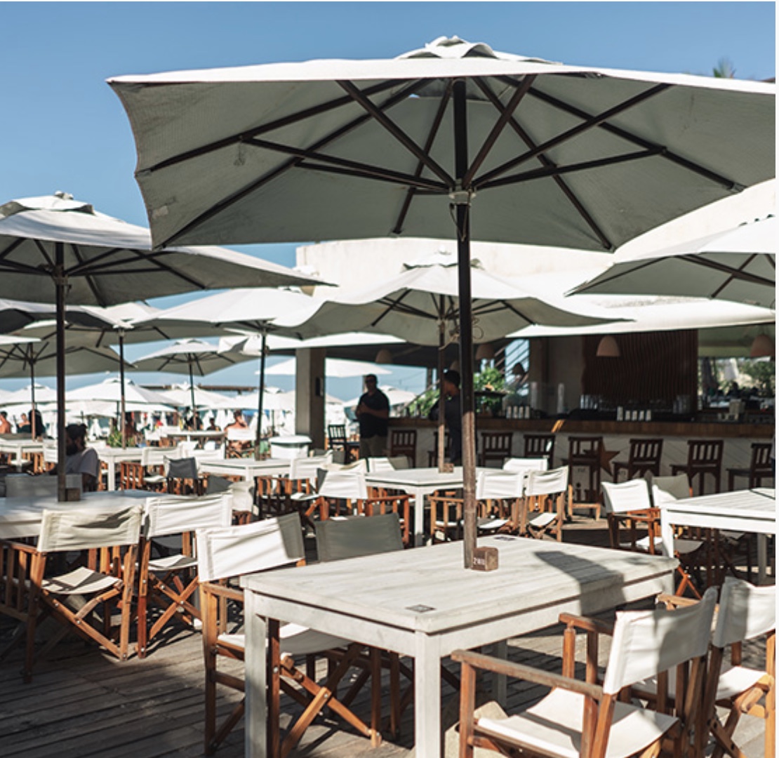 Ambiente contemporâneo à beira-mar do Órbita Blue em Fortaleza
