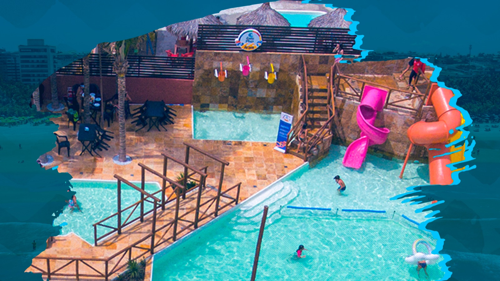 Piscina com palmeiras e área de lazer da Santa Praia
