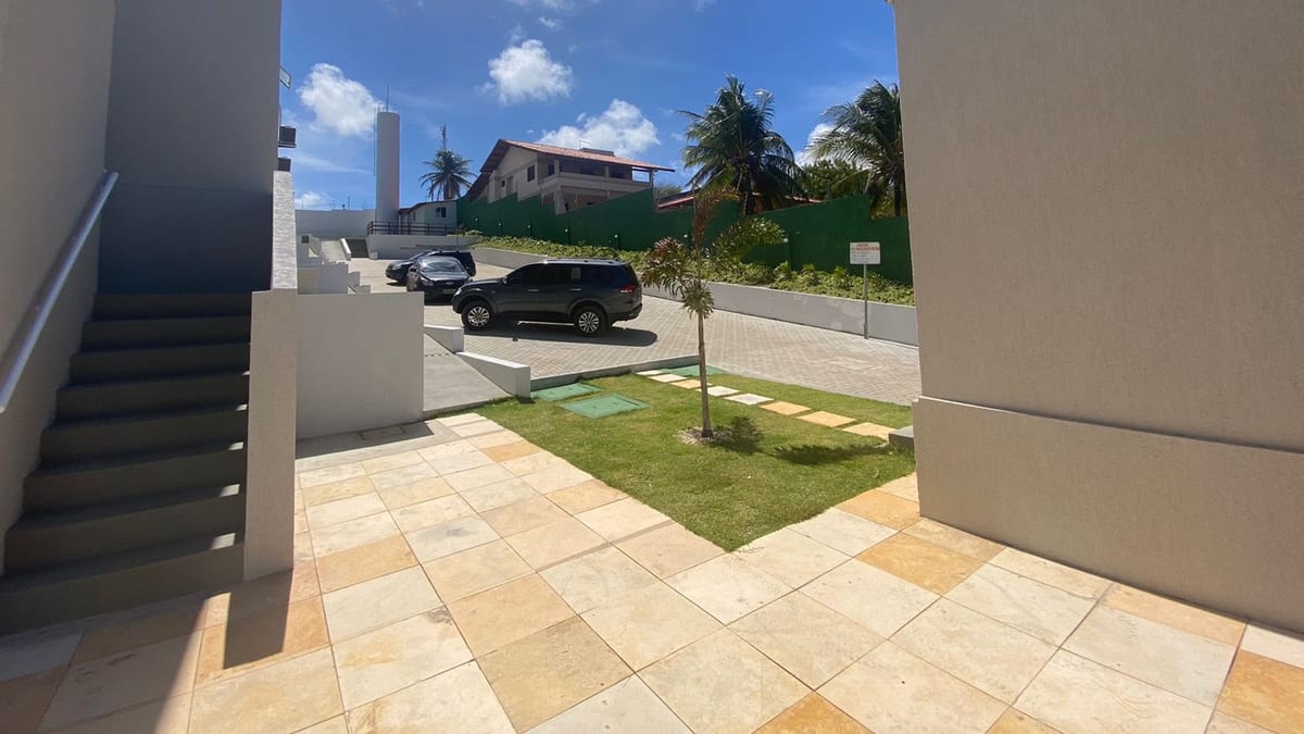 Pátio ajardinado e acesso às casas