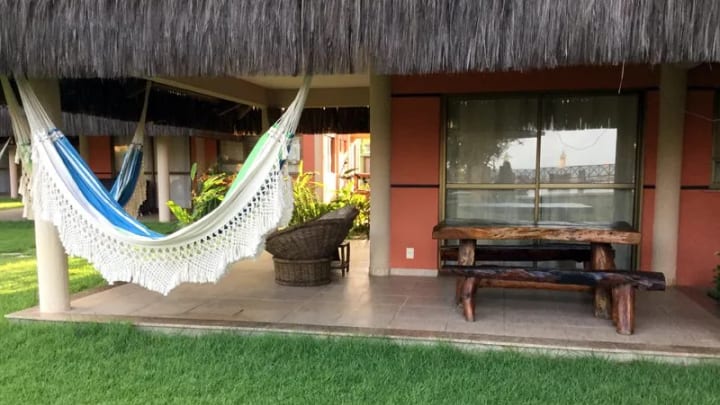Varanda térrea coberta com rede e jardim no Dream Village 401-H