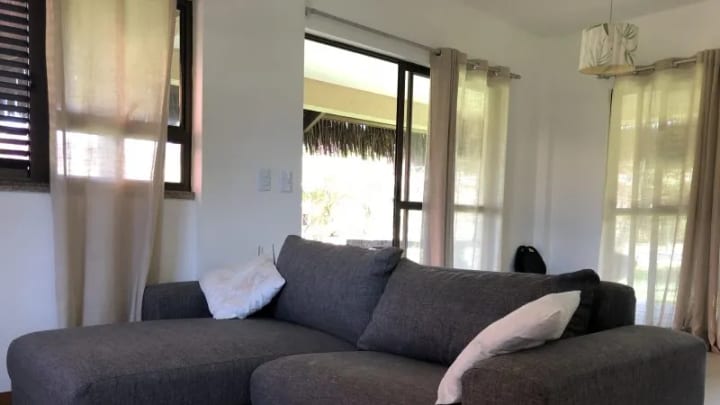 Sofá na sala mobiliada