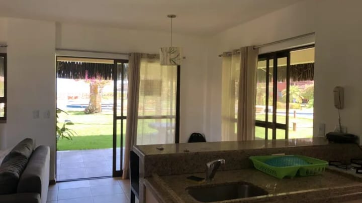 Balcão da cozinha voltado para a varanda e o jardim