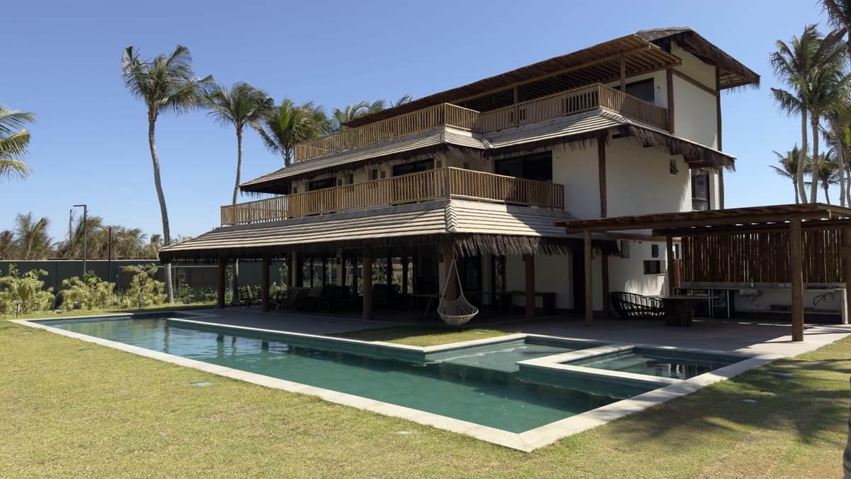 Fortim Eco Village — Fachada junto à piscina