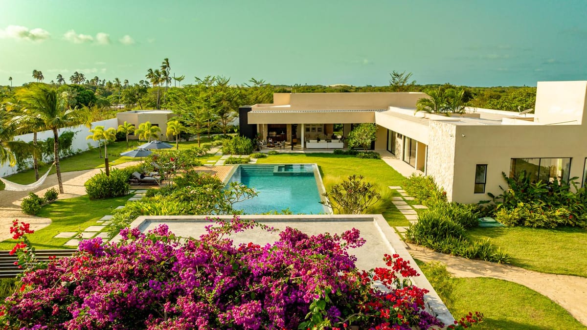Vista aérea da villa, piscina e jardins tropicais em Jericoacoara