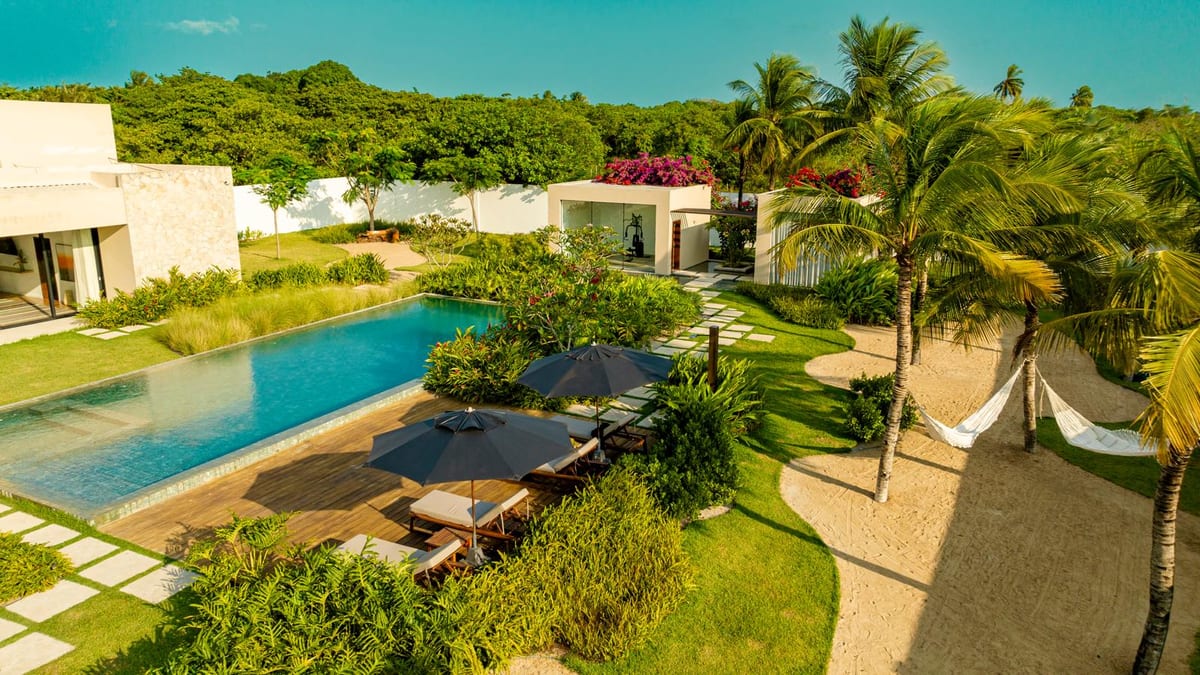 Deck da piscina, jardim tropical e redes