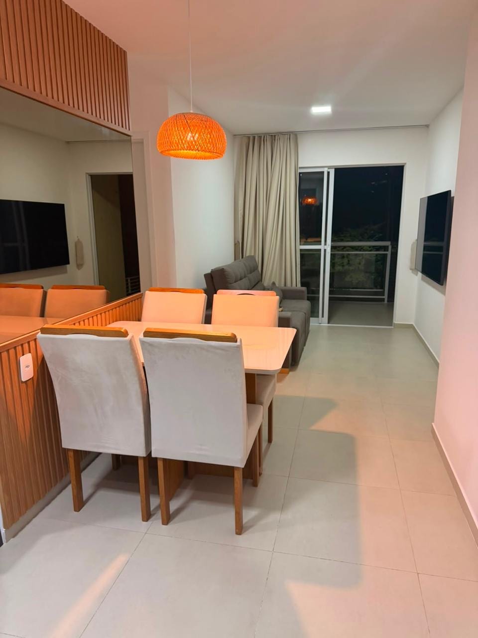 Sala de estar e jantar integrada com acesso à varanda