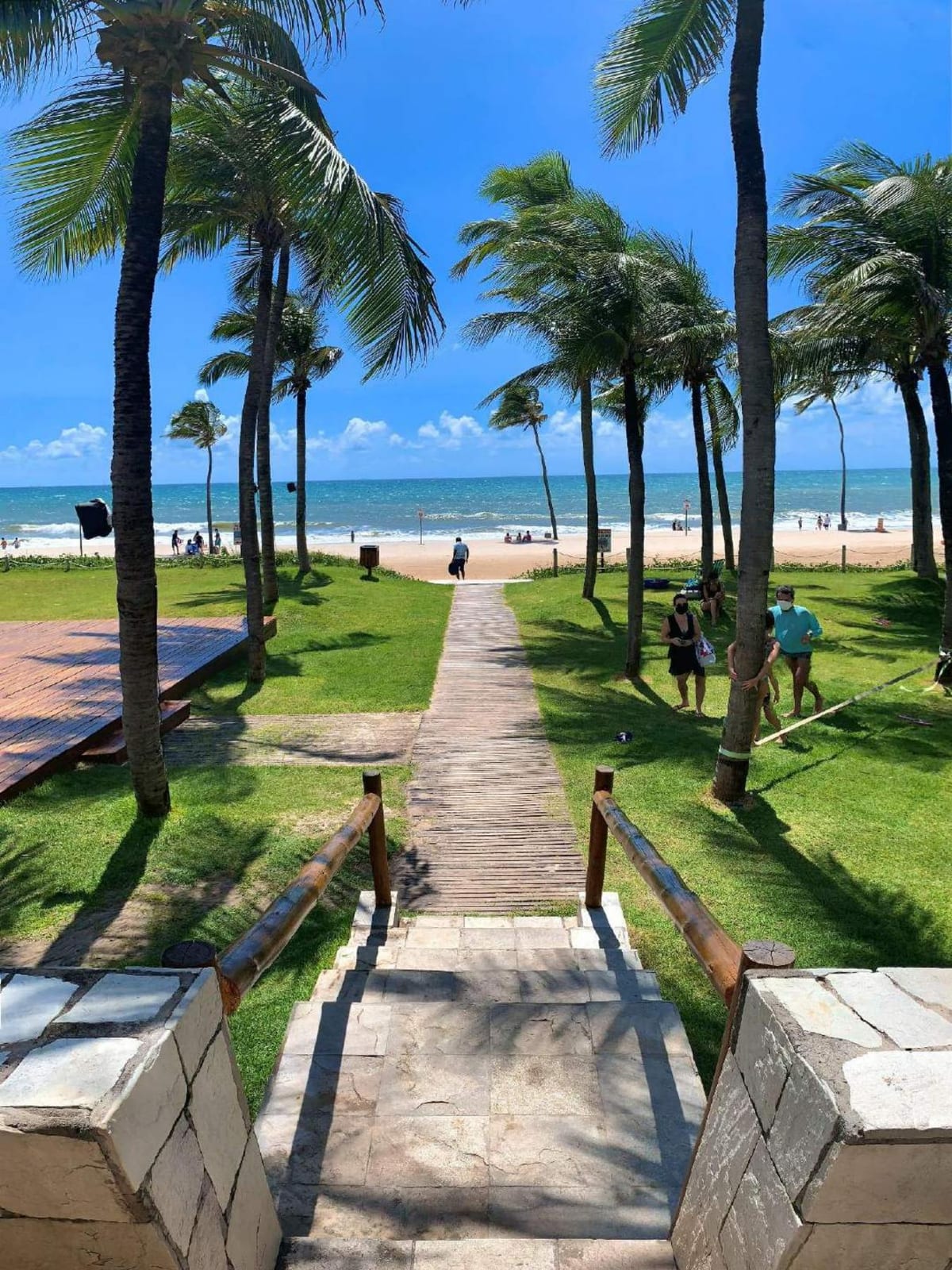 Caminho entre palmeiras do Wai Wai com acesso direto à praia do Cumbuco
